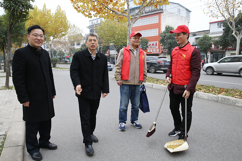 AT8V9757李校长巡视.JPG AT8V9757李校长巡视.JPG